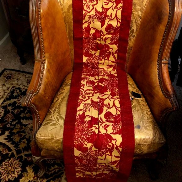 NWT PACIFIC DESIGNS Table Runner 70" Button Pleat Elegant Birds Red\Khaki